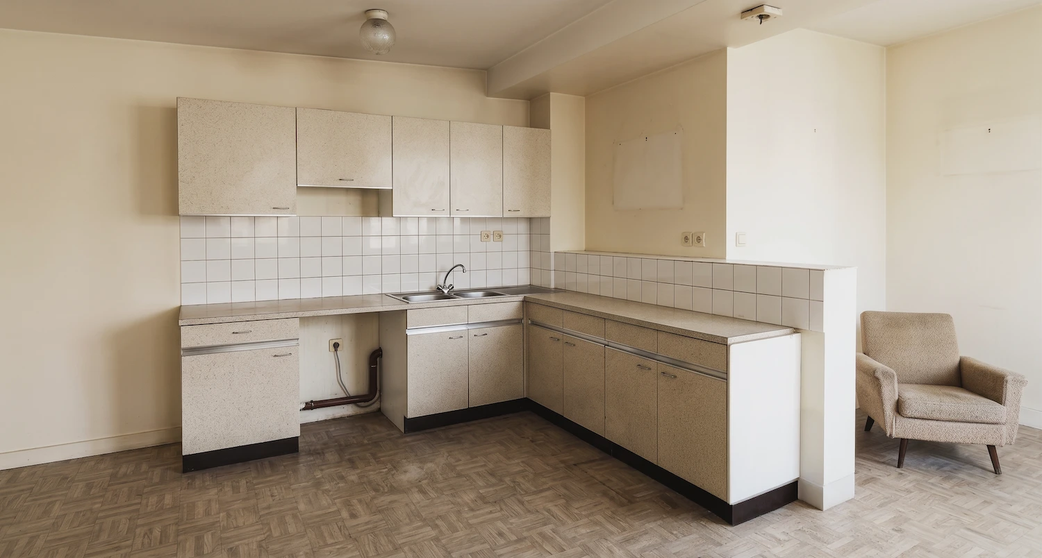 Appartement ancien avant rénovation, cuisine en bois massif et parquet
